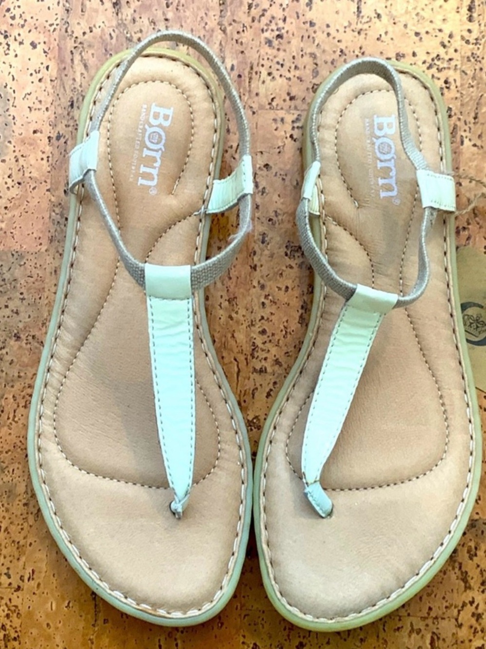 Born NWT Women's Cream T-Strap Leather Sandals